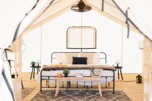 ein Schlafzimmer mit einem Bett und einem Tisch in der Unterkunft Deluxe Glamping Tents at Lake Guntersville State Park in Guntersville