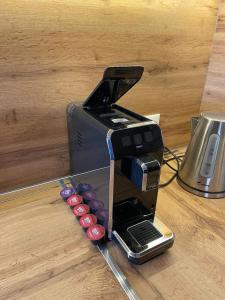 una finta macchinetta del caffè con un cellulare di ThePlaceForYou Central Apt a Shkodër