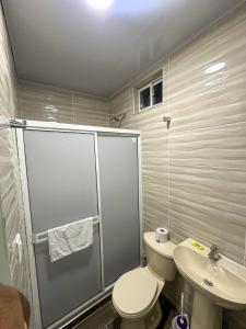Baño pequeño con aseo y lavamanos en Three Cay Suites, en Providencia