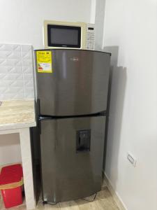 eine Mikrowelle auf einem Kühlschrank in der Unterkunft Three Cay Suites in Providencia