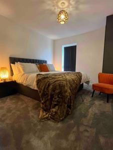 Stunning 2-Bed Apartment in Grays في ثوروك الغربية: غرفة نوم عليها سرير وبطانية