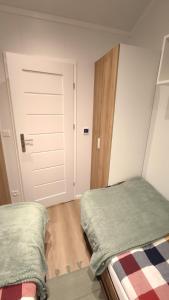 Cama o camas de una habitación en Domek Silver Moon na skraju rzeki