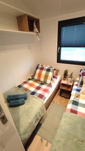 Cama o camas de una habitación en Domek Silver Moon na skraju rzeki