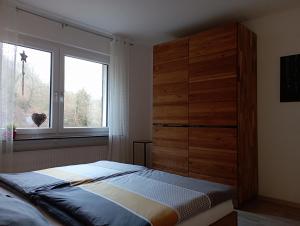 ein Schlafzimmer mit einem Bett und einem großen Fenster in der Unterkunft Talblick I in Cochem