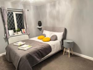 Ένα ή περισσότερα κρεβάτια σε δωμάτιο στο Modern 3 bed House with two bathrooms! Free parking!