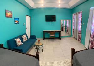 Canouan的住宿－Lydia`s View，客厅配有沙发和桌子