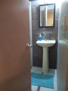 a bathroom with a sink and a mirror at Posada Lindavista in Tulancingo