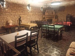 uma sala de jantar com mesas e cadeiras e uma lareira em Penzion Za plotem 
