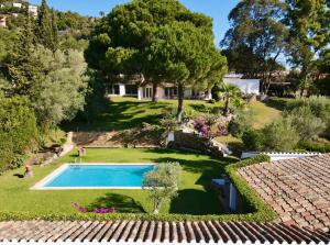 an aerial view of a yard with a swimming pool at Villa en Calonge con Gran piscina in Calonge