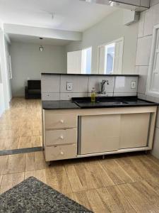a kitchen with a sink and a counter top at Beach House Barra - Casa de temporada in Conceição da Barra