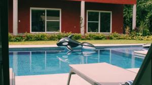 un pingüino inflable al lado de una piscina en Quinta del Rocío Casa Tropical en Ticuman, en Ticumán