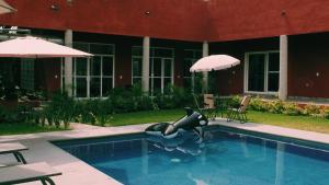 una piscina con un animal inflable en el medio en Quinta del Rocío Casa Tropical en Ticuman, en Ticumán