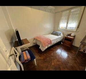 Una cama o camas en una habitación de Habitaciones privadas San Isidro