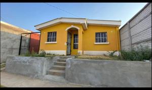 マナグアにあるKami Hostel, Ciudad El Doralの黄色い家