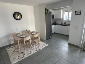 Kuchyňa alebo kuchynka v ubytovaní Apparemment lumineux (3 lits, 2 chambres, 1 salon) 2ème Arrondissement