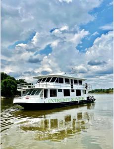 un ferry sur l'eau sur une rivière dans l'établissement Amazon Extreme River Fish, à Manaus