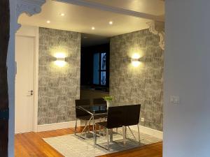 comedor con mesa y 2 sillas en Caprichoso apartamento en zona romántica en San Sebastián