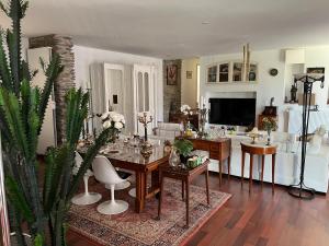 Le Domaine des Anges : غرفة معيشة مع طاولة وكراسي وأريكة