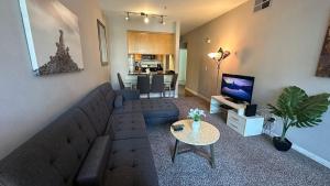 sala de estar con sofá y mesa en Furnished Apartment Walk to 3rd St Pier & Beach, en Los Ángeles