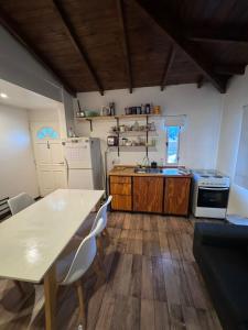 cocina con mesa y encimera en Habitaciones privadas San Isidro en San Isidro