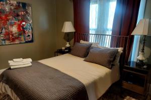 sypialnia z łóżkiem z 2 lampami i oknem w obiekcie Brickstone Bohemian, Unit A w mieście Decatur