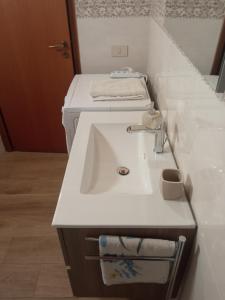 ein Badezimmer mit einem weißen Waschbecken und einer Theke in der Unterkunft ToviMar Apartments in Taormina