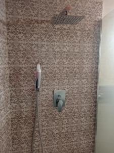 タオルミーナにあるToviMar Apartmentsのバスルーム(歯ブラシ、トイレットペーパーホルダー付)