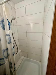 a small bathroom with a tub and a shower at Wohnung in Zentrum Köln in Cologne