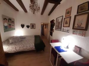 Schlafzimmer mit einem Bett und einem Schreibtisch mit Beleuchtung in der Unterkunft Cathédrale in Straßburg