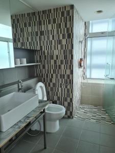 uma casa de banho com um lavatório, um WC e um chuveiro em Verve 2Bedroom 2to6pax Kuala Lumpur near Midvalley MegaMall em Kuala Lumpur