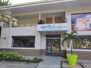 un edificio con un cartello per una clinica veterinaria di Le Fare Cosy Kiwi et le Fare Cosy Tiki a Faaa