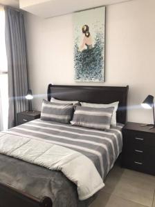 een slaapkamer met een bed en een foto van een hert bij Modern Exec 2Bed Apartment at Infinite in Johannesburg