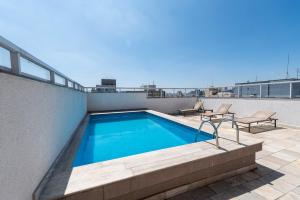 a swimming pool on the roof of a building at BA60 Studio Aconchegante Bela Vista São Paulo TPA in São Paulo +49 photos