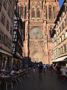 uma grande catedral com um grande edifício com uma torre de relógio em Cathédrale em Estrasburgo