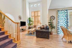 een woonkamer met een trap en een bank bij Waikoloa Colony Villas 2401 in Waikoloa