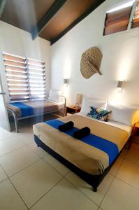 1 Schlafzimmer mit 2 Betten in einem Zimmer in der Unterkunft Oasis Palms Hotel in Nadi