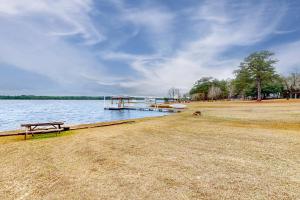 Gallery image of Dr. Easterling’s Rustic Lake Home in Hartsville