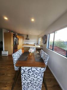Una cocina o cocineta en Incredible Waitakere View