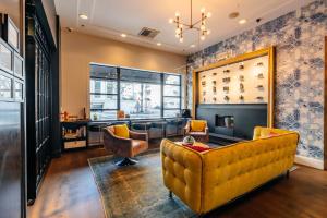 einen Salon mit gelber Couch und Stühlen in der Unterkunft Hotel Lucia in Portland