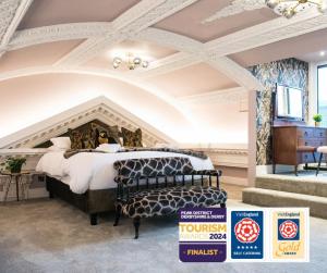 1 dormitorio con 1 cama grande en una habitación en Foxlow Grange By Muse Escapes, en Buxton