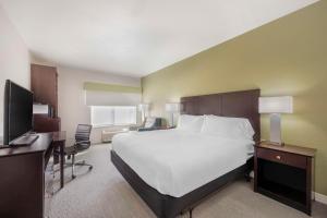 a hotel room with a bed and a television at Best Western Celina in Celina