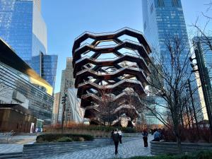 budynek w mieście z ludźmi chodzącymi po nim w obiekcie Roomza Times Square at Pestana CR7 w Nowym Jorku