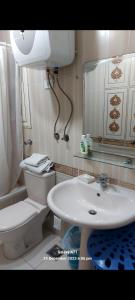 La salle de bains est pourvue de toilettes blanches et d'un lavabo. dans l'établissement تراس سموحه - بيتك يطل علي نادي سموحه, à Alexandrie