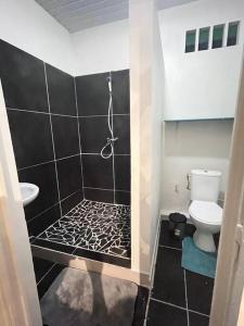 Ванна кімната в Sermie T2 climatisé avec piscine