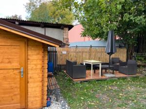patio ze stołem i parasolem obok ogrodzenia w obiekcie TENNIS LIFE ŠUMPERK w mieście Šumperk
