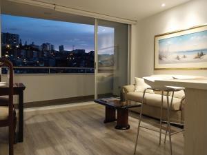 馬尼薩萊斯的住宿－Confortable apartamento，带沙发和大窗户的客厅