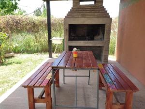 un tavolo da picnic di fronte al camino di Complejo de Cabañas Las Mellizas a San Agustín de Valle Fértil