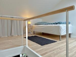 een slaapkamer met een hemelbed en een houten vloer bij Apartment in Torshavn in Tórshavn