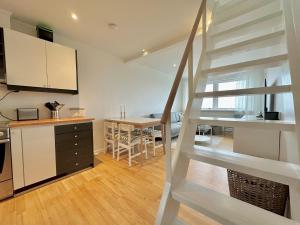 een keuken en eetkamer met een ladder in een kamer bij Apartment in Torshavn in Tórshavn