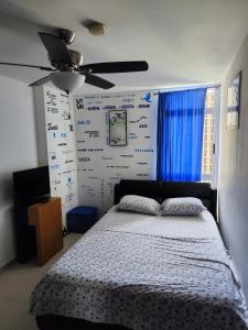 1 dormitorio con 1 cama y ventilador de techo en Cute apartment 5min from the airport, en Salsipuedes